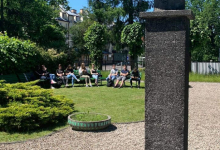odpoczynek w szkolnym ogródku