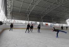 Mikołajki na sportowo - klasa 3d na lodowisku