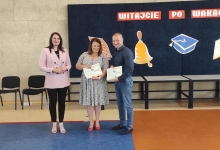 Nagrody Rady Rodziców dla najlepszych klas wręcza pani Anna Wyszomierska i pani Jolanta Andruszkiewicz