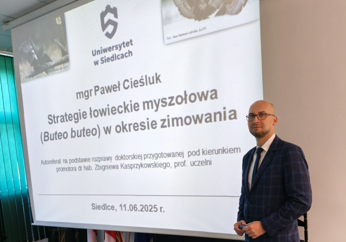 Pan Paweł Cieśluk - nauczyciel biologii i obecny wychowawca klasy I C obronił pracę doktorską